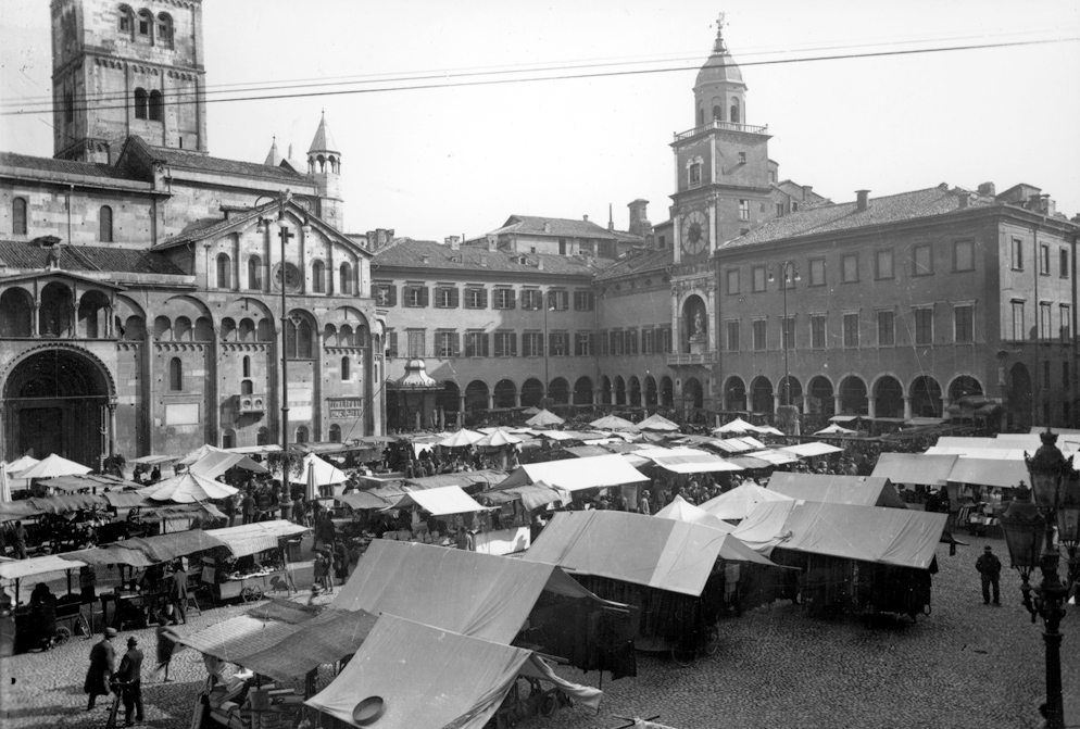 Mercato Piazza Grande 1917 Bandieri